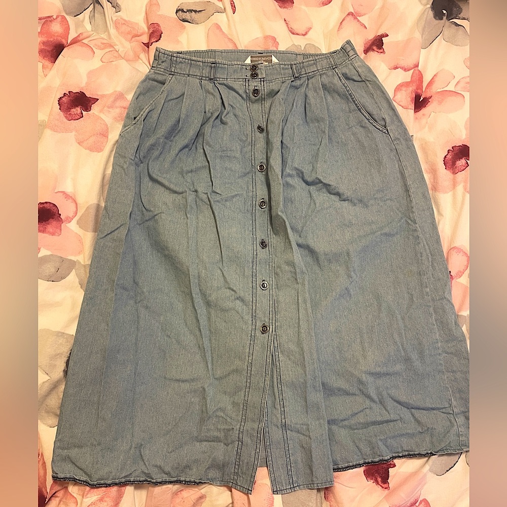Adorable denim skirt with buttons